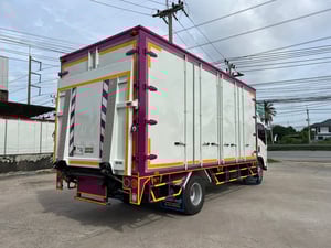 6 ล้อ อีซูซุ NPR 150 แรงม้า ตู้ 10 บาน 5.5 เมตร ปี 59 มีลิฟท์ท้าย