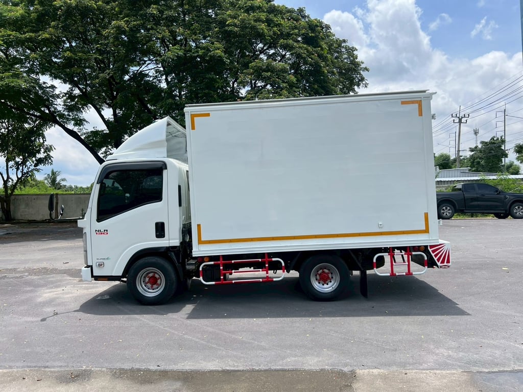 ISUZU NLR รถบรรทุก 4ล้อ ตู้แห้ง ปี2012