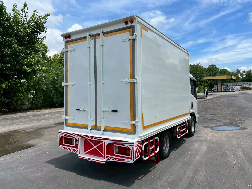 ISUZU NLR รถบรรทุก 4ล้อ ตู้แห้ง ปี2012