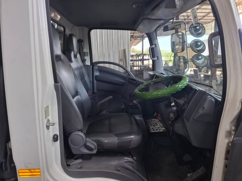 ISUZU NMR รถบรรทุก 6 ล้อ กระบะสแตนเลส ปี 2557 รถบ้าน สภาพสวย