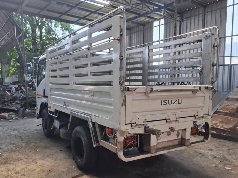 ISUZU NMR รถบรรทุก 6 ล้อ กระบะสแตนเลส ปี 2557 รถบ้าน สภาพสวย
