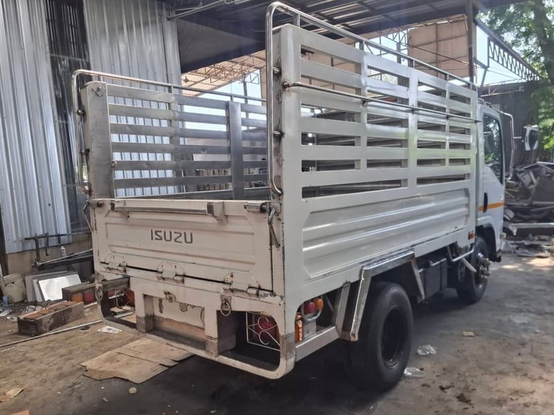 ISUZU NMR รถบรรทุก 6 ล้อ กระบะสแตนเลส ปี 2557 รถบ้าน สภาพสวย