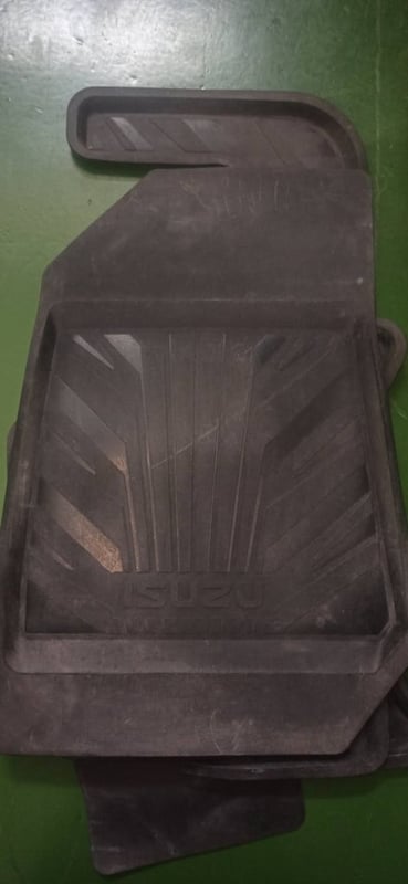 ชุดถาดยางปูพื้นรถ (6 ชิ้น)