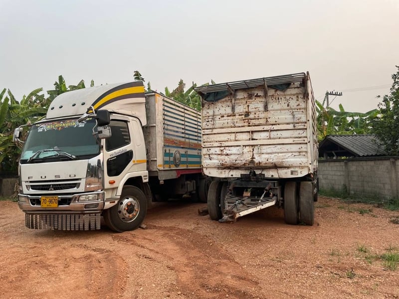 รถพ่วง(ไม่ดั้ม)mitsubishi  270 แรง รุ่น fn61  แม่ปี 55 ลูกปี 57  เครื่อง 6m60 