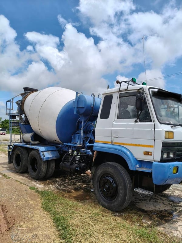 รถโม่ปูน nissan UD 230 แรง 2เพลา 0819333780