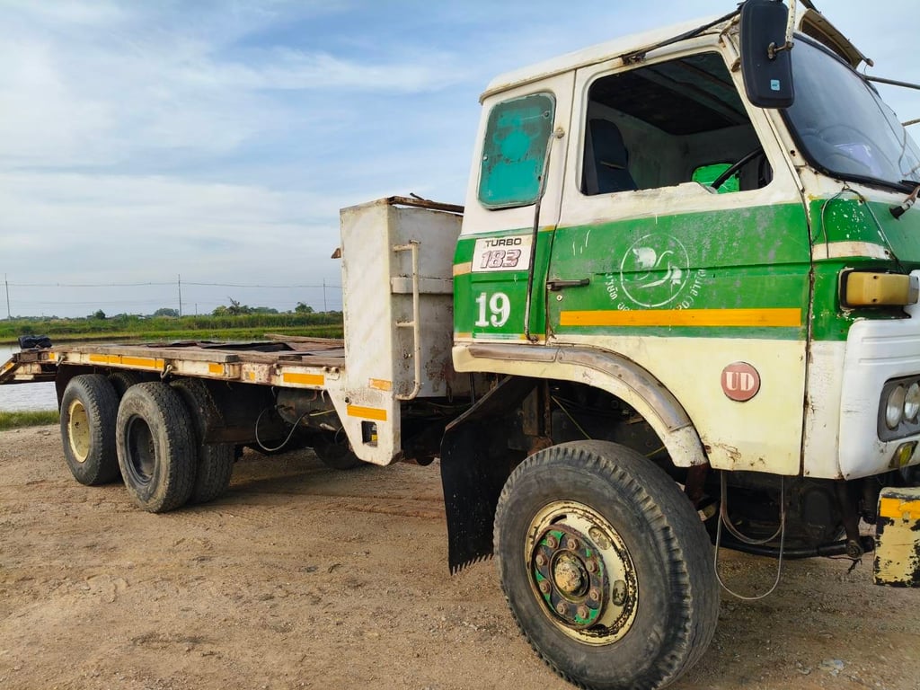 10ล้อ เทเลอร์ nissanud เพลาเดียว 10ล้อ เทเลอร์ nissanud เพลาเดียว