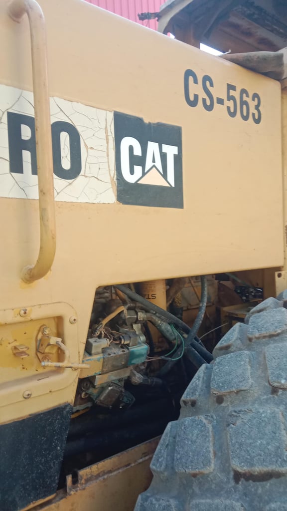 รถบดสั่นสะเทือนCAT CS-563 