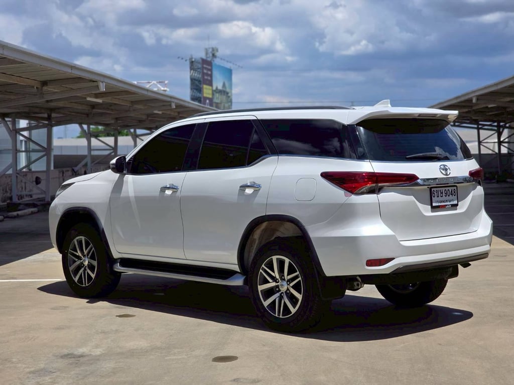 Toyota Fortuner 2.4V 2wd ปี 2019  