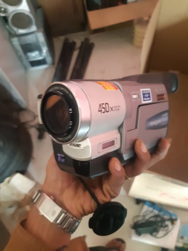 ขายครับ:กล้องวิดีโอในภาพคือ Sony Handycam รุ่นหนึ่ง ซึ่งน่าจะเป็นรุ่นที่รองรับเทป Digital8 หรือ Hi8 โดยเลข "450x" ที่เห็นบนตัวกล้องหมายถึงกำลังขยายซูมดิจิทัลสูงสุดของกล้อง 