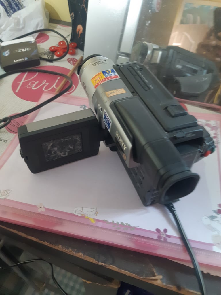 ขายครับ:กล้องวิดีโอในภาพคือ Sony Handycam รุ่นหนึ่ง ซึ่งน่าจะเป็นรุ่นที่รองรับเทป Digital8 หรือ Hi8 โดยเลข "450x" ที่เห็นบนตัวกล้องหมายถึงกำลังขยายซูมดิจิทัลสูงสุดของกล้อง 