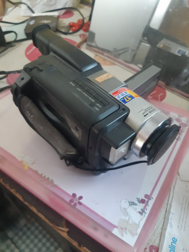 ขายครับ:กล้องวิดีโอในภาพคือ Sony Handycam รุ่นหนึ่ง ซึ่งน่าจะเป็นรุ่นที่รองรับเทป Digital8 หรือ Hi8 โดยเลข "450x" ที่เห็นบนตัวกล้องหมายถึงกำลังขยายซูมดิจิทัลสูงสุดของกล้อง 