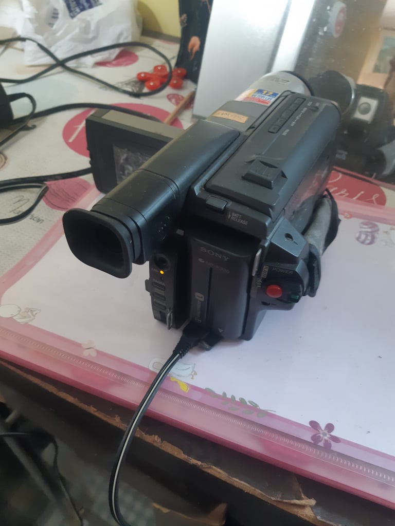 ขายครับ:กล้องวิดีโอในภาพคือ Sony Handycam รุ่นหนึ่ง ซึ่งน่าจะเป็นรุ่นที่รองรับเทป Digital8 หรือ Hi8 โดยเลข "450x" ที่เห็นบนตัวกล้องหมายถึงกำลังขยายซูมดิจิทัลสูงสุดของกล้อง 