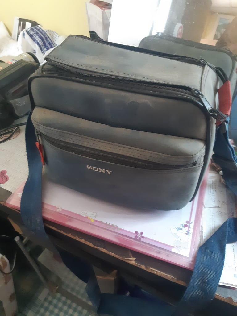 ขายครับ:กล้องวิดีโอในภาพคือ Sony Handycam รุ่นหนึ่ง ซึ่งน่าจะเป็นรุ่นที่รองรับเทป Digital8 หรือ Hi8 โดยเลข "450x" ที่เห็นบนตัวกล้องหมายถึงกำลังขยายซูมดิจิทัลสูงสุดของกล้อง 