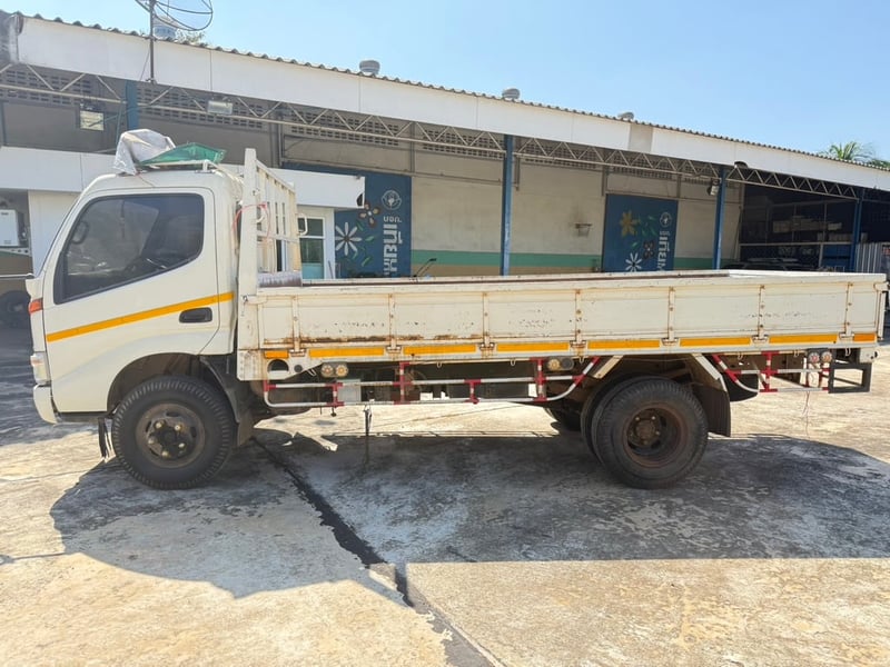 Hino 136hp 6ล้อ กระบะขนาด กว้าง2เมตร ยาว 4.6เมตร สูง 0.4เมตร