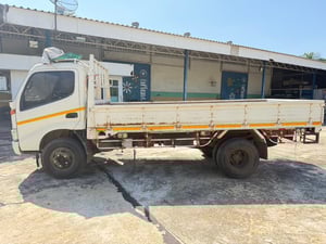 Hino 136hp 6ล้อ กระบะขนาด กว้าง2เมตร ยาว 4.6เมตร สูง 0.4เมตร