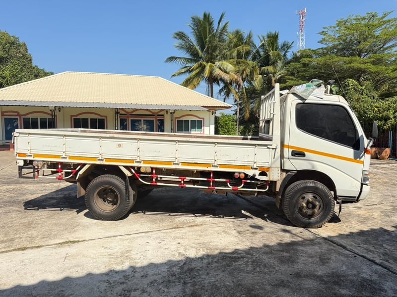 Hino 136hp 6ล้อ กระบะขนาด กว้าง2เมตร ยาว 4.6เมตร สูง 0.4เมตร