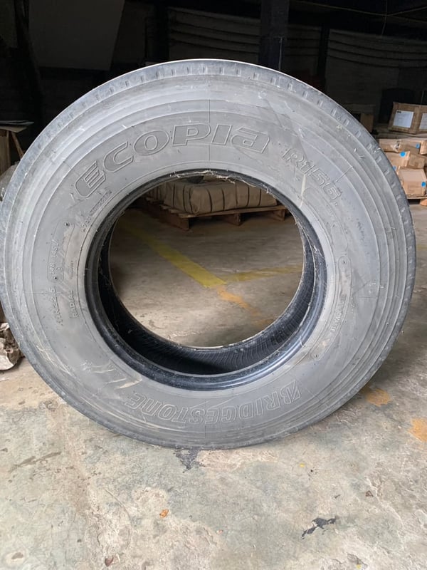 ขายยางรถมือสอง 6 ล้อ  ยี่ห้อ BRIDGESTONE มีทั้งหมด 6 เส้น 