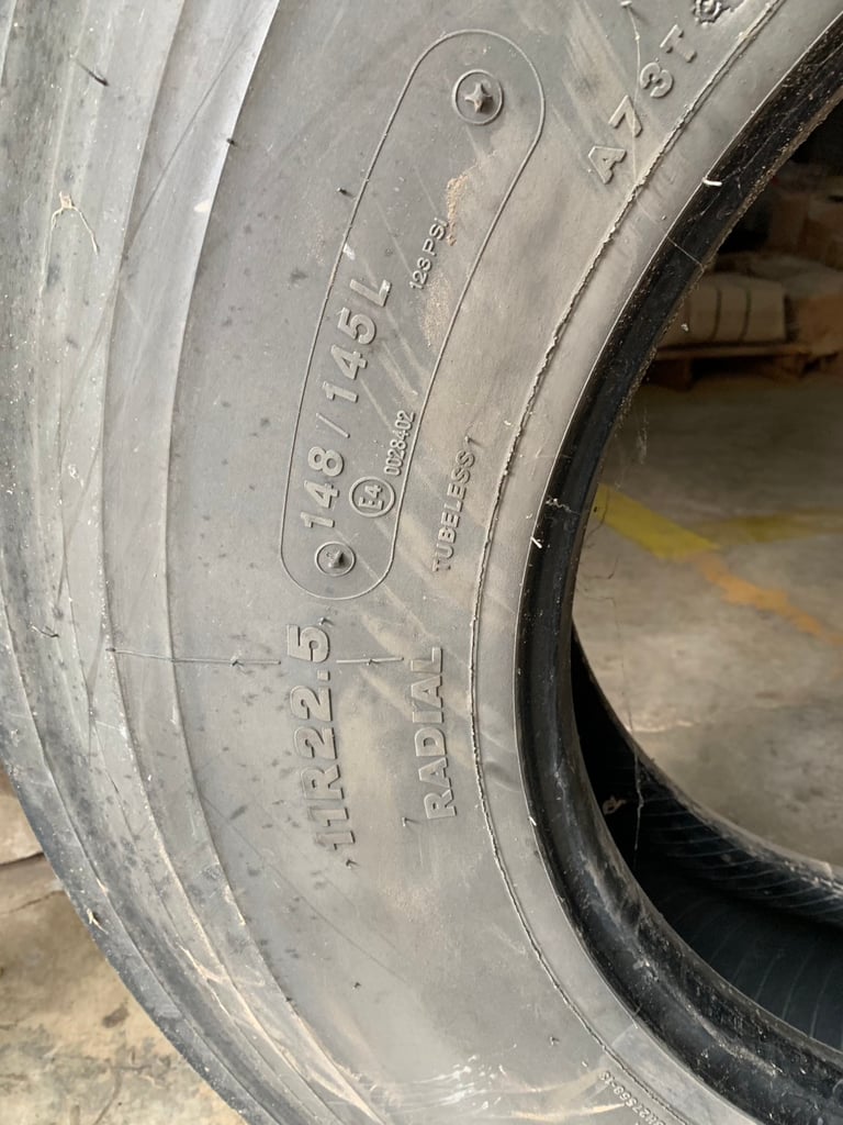 ขายยางรถมือสอง 6 ล้อ  ยี่ห้อ BRIDGESTONE มีทั้งหมด 6 เส้น  ขายยางรถมือสอง 6 ล้อ  ยี่ห้อ BRIDGESTONE มีทั้งหมด 6 เส้น