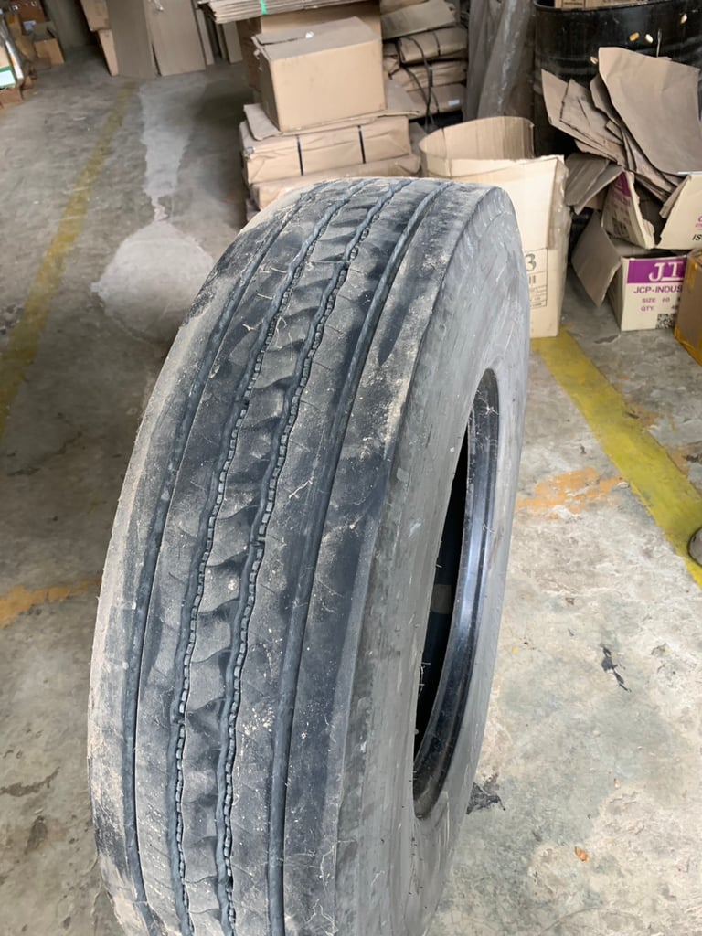 ขายยางรถมือสอง 6 ล้อ  ยี่ห้อ BRIDGESTONE มีทั้งหมด 6 เส้น  ขายยางรถมือสอง 6 ล้อ  ยี่ห้อ BRIDGESTONE มีทั้งหมด 6 เส้น