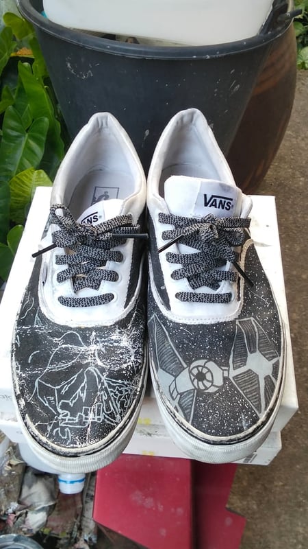 รองเท้าผ้าใบในภาพคือ Vans Era ซึ่งเป็นรุ่นคลาสสิก