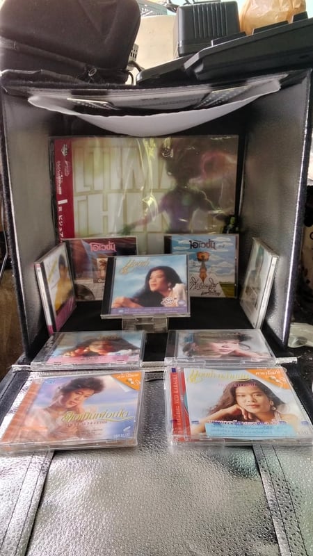 แผ่นซีดีเพลงเก่าของ "เอ๋ พัชรา แวงวรรณ" 