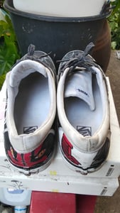 รองเท้าผ้าใบในภาพคือ Vans Era ซึ่งเป็นรุ่นคลาสสิก