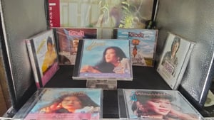 แผ่นซีดีเพลงเก่าของ "เอ๋ พัชรา แวงวรรณ" 