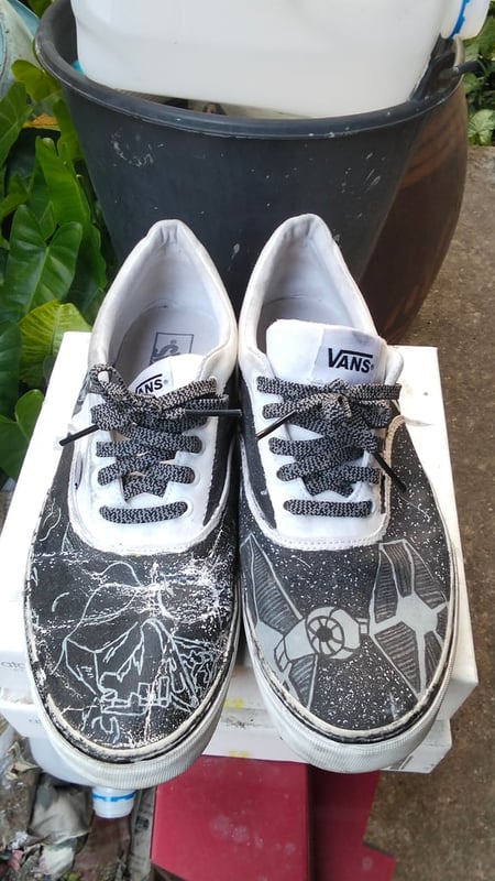 รองเท้าผ้าใบในภาพคือ Vans Era ซึ่งเป็นรุ่นคลาสสิก