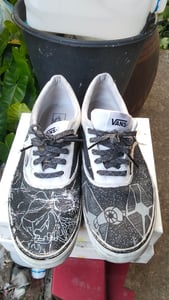รองเท้าผ้าใบในภาพคือ Vans Era ซึ่งเป็นรุ่นคลาสสิก