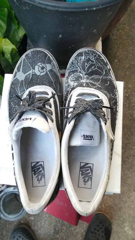 รองเท้าผ้าใบในภาพคือ Vans Era ซึ่งเป็นรุ่นคลาสสิก
