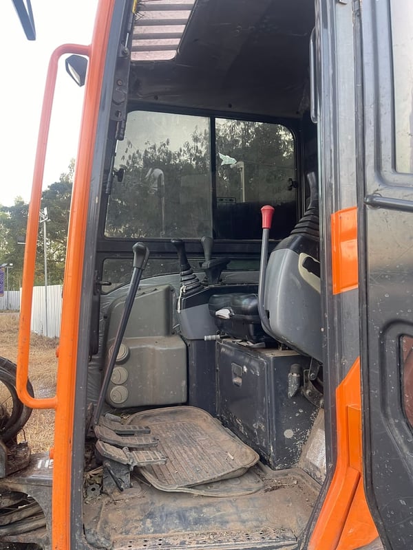 รถขุดไฮดรอลิค ตีนตะขาบ "DOOSAN" รถขุดไฮดรอลิค ตีนตะขาบ "DOOSAN"