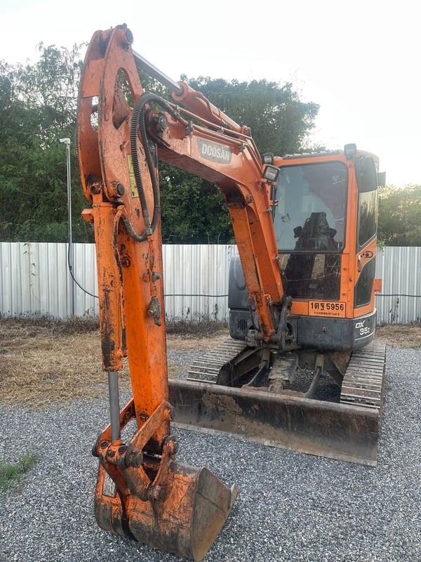 รถขุดไฮดรอลิค ตีนตะขาบ "DOOSAN" 