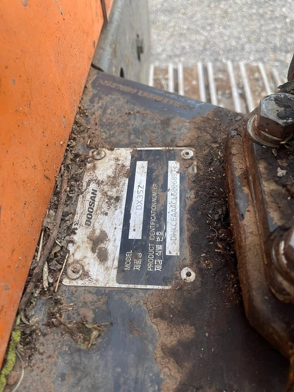 รถขุดไฮดรอลิค ตีนตะขาบ "DOOSAN" รถขุดไฮดรอลิค ตีนตะขาบ "DOOSAN"