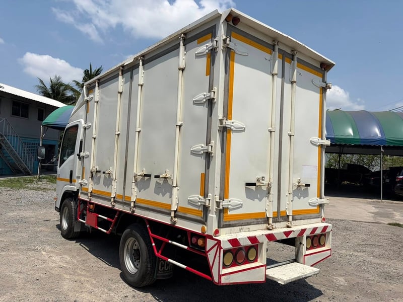 ISUZU NLR 130แรงม้า รถบรรทุก 4ล้อ ตู้แห้ง ปี2021 เลขไมล์น้อยกว่า 50,000 กม.