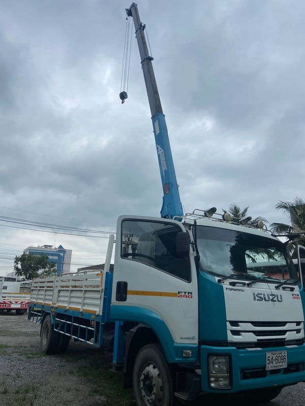 ISUZU FTR 240แรงม้า รถบรรทุก 6ล้อ กระบะเหล็กติดเครน ปี2018