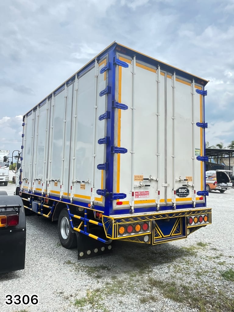 👉 หกล้อตู้สิบบาน ISUZU FRR 210 แรง ปี 2565  (3306)