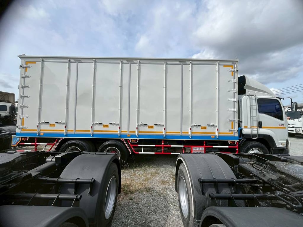 👉 สิบล้อตู้ ISUZU FVM 240 แรง เพลาเดียว ปี56 (4822)