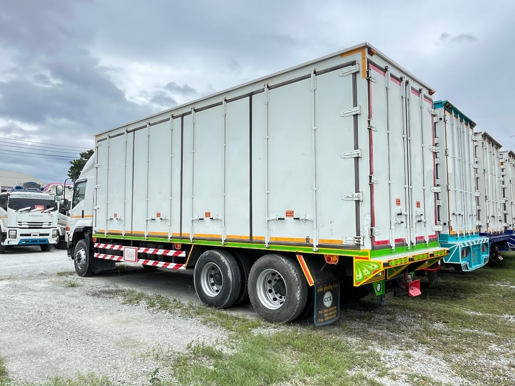 👉 สิบล้อตู้สิบบาน ISUZU FTR 240 แรง ปี 2562 (8315)