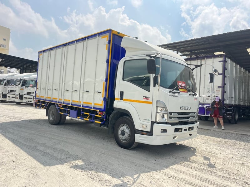 หกล้อตู้สิบบาน ISUZU FRR 210 แรง ปี 2566  (8215)