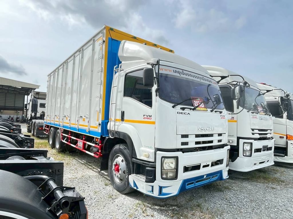 👉 สิบล้อตู้ ISUZU FVM 240 แรง เพลาเดียว ปี56  (4822)