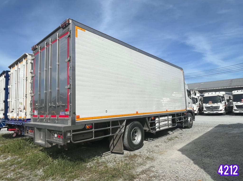 หกล้อตู้เย็น HINO FG8J 240แรง ปี 2565 (4212) หกล้อตู้เย็น HINO FG8J 240แรง ปี 2565 (4212)