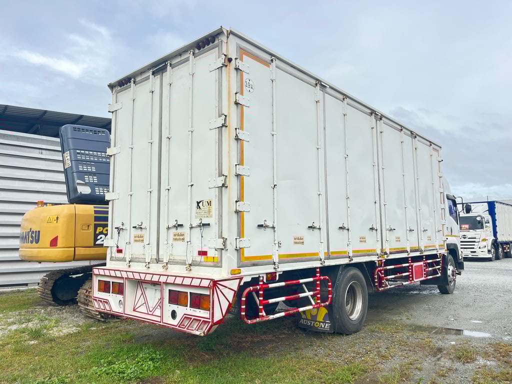 #หกล้อตู้สิบบาน ISUZU  FTR 240 แรง ปี 2558  (2715)