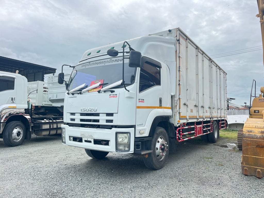#หกล้อตู้สิบบาน ISUZU  FTR 240 แรง ปี 2558  (2715)