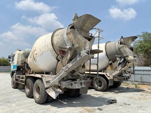 สิบล้อรถโม่ปูน ￼Isuzu  hino 