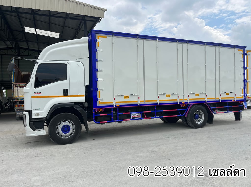 หกล้อตู้สิบบาน  ISUZU  FTR 240 แรง  ปี 2566 (3438)