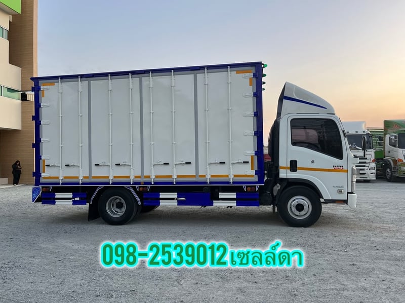หกล้อตู้สิบบาน ISUZU  NPR 150 แรง ปี 2565(5464)