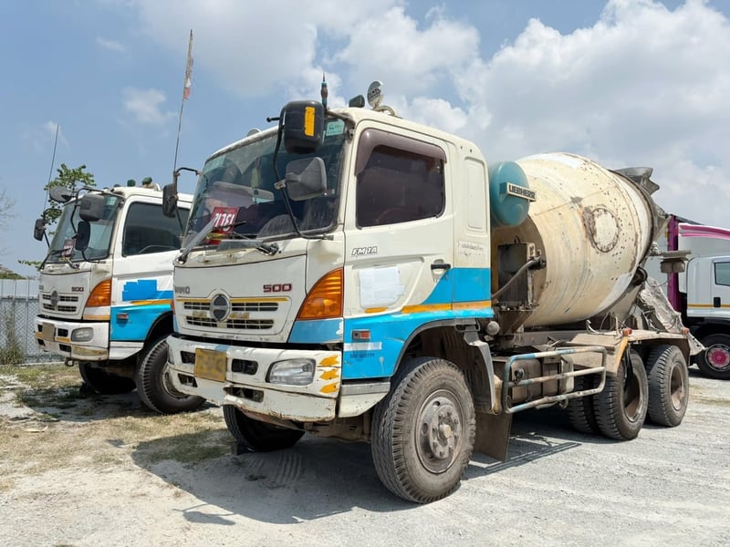 สิบล้อรถโม่ปูน ￼Isuzu  hino 