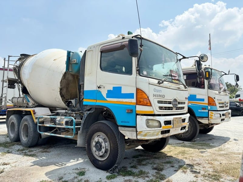 สิบล้อรถโม่ปูน ￼Isuzu  hino 