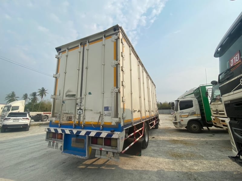 🚚รถเข้าใหม่หกล้อตู้สิบบาน  Isuzu FTR 240 แรงม้า ปี57 (9785)