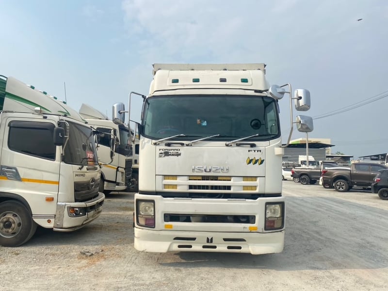 🚚รถเข้าใหม่หกล้อตู้สิบบาน  Isuzu FTR 240 แรงม้า ปี57 (9785)